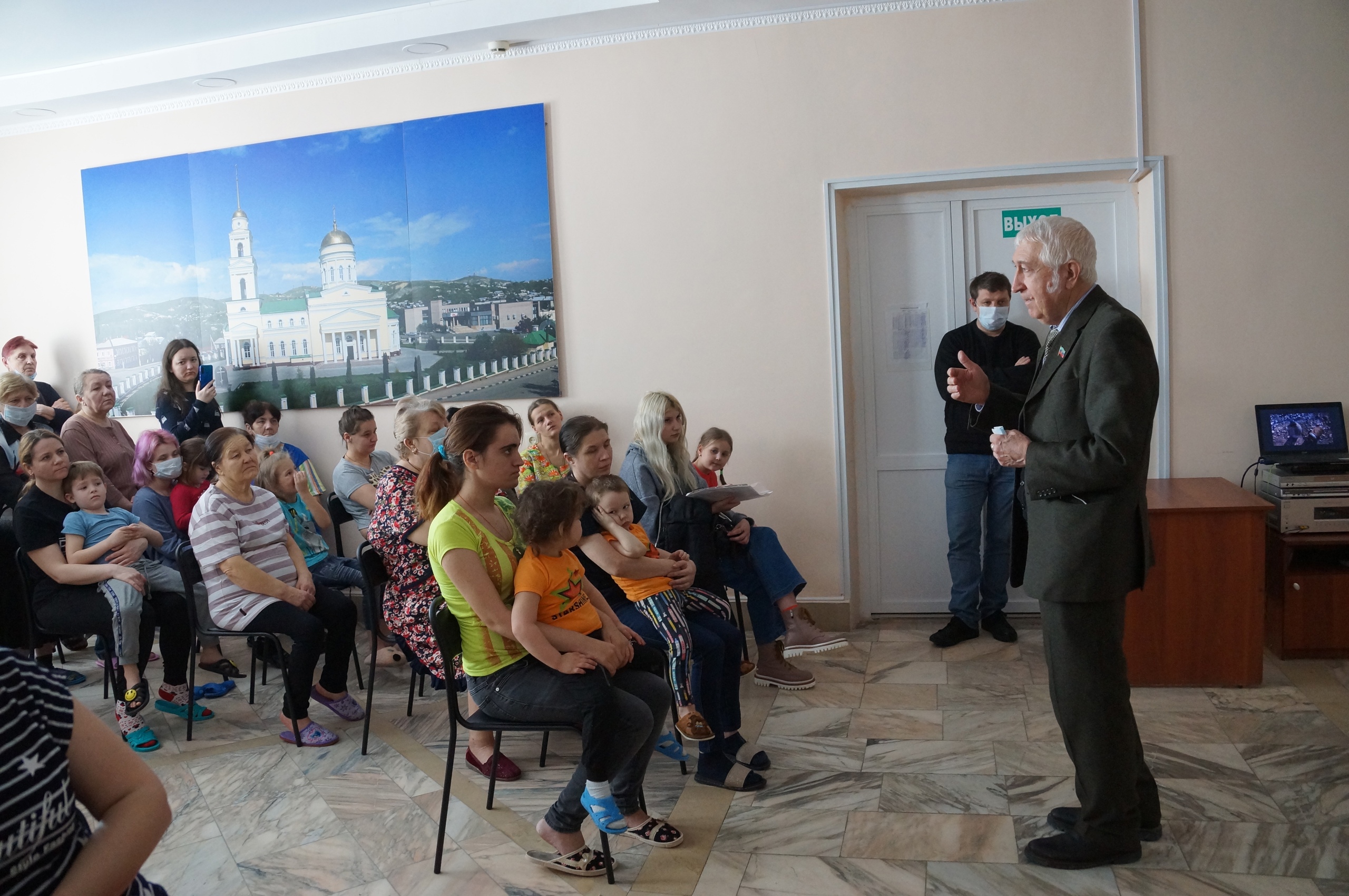 Александр Зуев беседует с беженцами из Луганска.